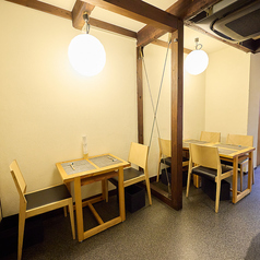 2名様用のテーブル席は、親しい友人との会話を楽しむのに最適なお席です★落ち着いた雰囲気の中で、ゆっくりと会話を交わしながら、美味しい料理を楽しめます。特別な思い出を作る場所としても、ご利用いただけることでしょう☆