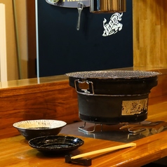 一人焼肉を心ゆくまで楽しめるカウンター席。仕事帰りの一杯にも最適です。スタッフとの会話を楽しみながら、特別な時間をお過ごしください。