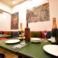 4名様以上のお食事でご利用いただける半個室。ベンチタイプのお席でカジュアルにパーティー、またはミーティングにもご利用いただけます！