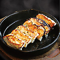 料理メニュー写真&nbsp;【人気No.３】 あつあつ！鉄鍋あぐー餃子（６個）