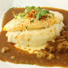 【最強タッグ】牛すじカレーとチーズフォンデュソースのオムライス 1,750円（税込 1,925円）