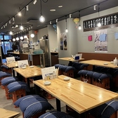 【ハンガーレール完備】壁面には多数のハンガーをご用意しており、コートや上着などを掛けてお席周りをスッキリと保つことが可能です◎お荷物を気にせずお食事をお楽しみいただけ、細かな配慮が行き届いた空間でリラックスしたひとときを。どんなシーンでも心ゆくまでお楽しみいただける空間作りを大切にしています♪