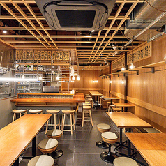 シンプルながらも木の温もりを感じられる、スタイリッシュなこだわりの空間。店内に構えるオープンキッチンで、皆様を明るくお出迎えいたします。ライブ感のある空間で、思い思いの一皿をご注文ください。お一人様も気兼ねなくご利用いただけます。