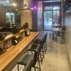 店内はゆったりとくつろげるテーブル席と、お一人様でも気軽に立ち寄れるカウンター席をご用意。会社帰りの一杯、2次会など幅広いシーンでご利用いただけます。落ち着いた雰囲気の中で、自慢の料理とお酒を心ゆくまでお楽しみください。少人数からグループ利用まで、様々な用途でご利用頂けます。