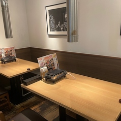 広々とした半ソファー席