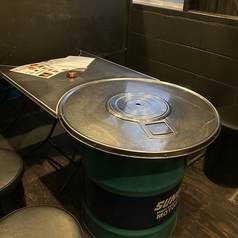 丸いドラム缶を使ったテーブルで、韓国の雰囲気を味わうことができます
