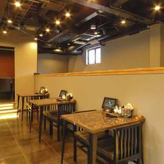 2名様で座れるテーブル席は、大切な人と一緒に、お食事をを楽しみながら心温まる会話を楽しんでください。