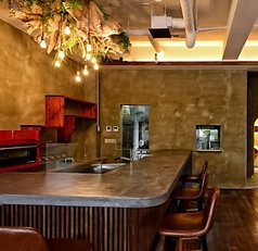 【お一人でも気軽に味わう♪】カウンター席×6。一人でも仲間とでも楽しめる居心地の良い空間です。気軽に立ち寄れる雰囲気が心を癒し、目の前で料理が準備される様子が食欲をそそります★ランチやディナーに、特別な体験をぜひお楽しみください！お待ちしています◎