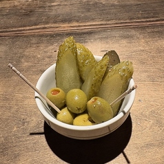 ・オリーブとピクルスのスパイスオイル漬け