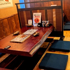 サクッと気軽に立ち寄れる!仕事帰りのご褒美の一杯や、自分へのお誕生日祝い、日常のちょっとした飲み会代わりに最適です。オープンキッチンから漂う香ばしい串や炊きたての釜の香りを特等席で感じながら、絶品の串焼きと相性抜群の日本酒をしっぽり堪能◎会話も楽しめる温かいお席です。