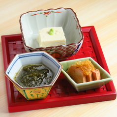 旬の素材を使った季節の小鉢もご用意しております