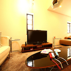 まるで自宅にいるかのようにくつろげる完全個室は、プライベートな時間を満喫するのに最適!周りを気にすることなく、セルフ飲み放題をご自分のペースでお酒を楽しめるのが大きな魅力!楽しい会話と美味しい料理に酔いしれる、特別な時間をお過ごしください。