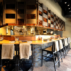 当店ではおひとり様～ご利用いただけるカウンター席をご用意しており、お仕事帰りのサク飲みにもおすすめです。落ち着きのある店内で、美味しい料理と共に、一人時間を楽しみたい方にも最適。また、大切な人との特別な日のディナーにもご利用いただけます。是非、お気軽にご来店ください♪