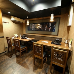 店内奥には4名掛けテーブルソファー席をご用意。飲み会や家族ご飯など、どんなシーンでもご利用いただけます◎