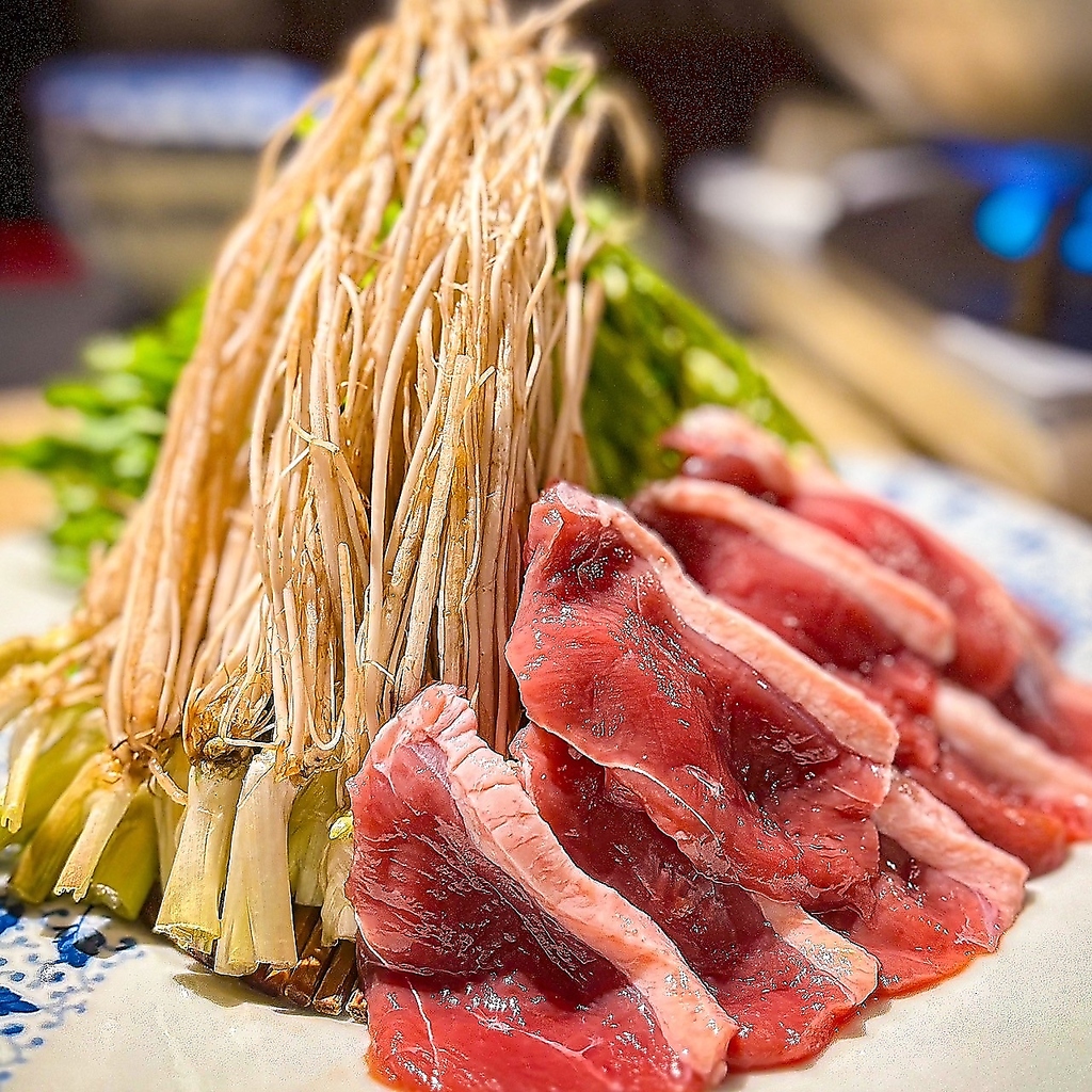 仙台、冬の風物詩のせり鍋。三関せりを使用しており、せりとかも肉だけのシンプルな具材が特徴です。