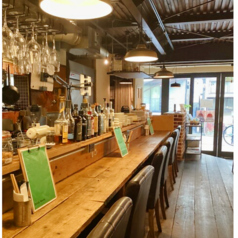 一人でも利用しやすいカウンター席は、落ち着いて過ごせる人気のスペース。軽く飲みたい時や作業したい時にも便利です。