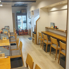 木材を基調としたあたたかみのある店内は、シックで上品なカラーで統一されたおしゃれな空間です♪お一人様でのご利用に最適なカウンター席は、木のぬくもりを感じながらしっぽりとおくつろぎいただけます◎仕事帰りのサク飯やサク飲みも大歓迎！