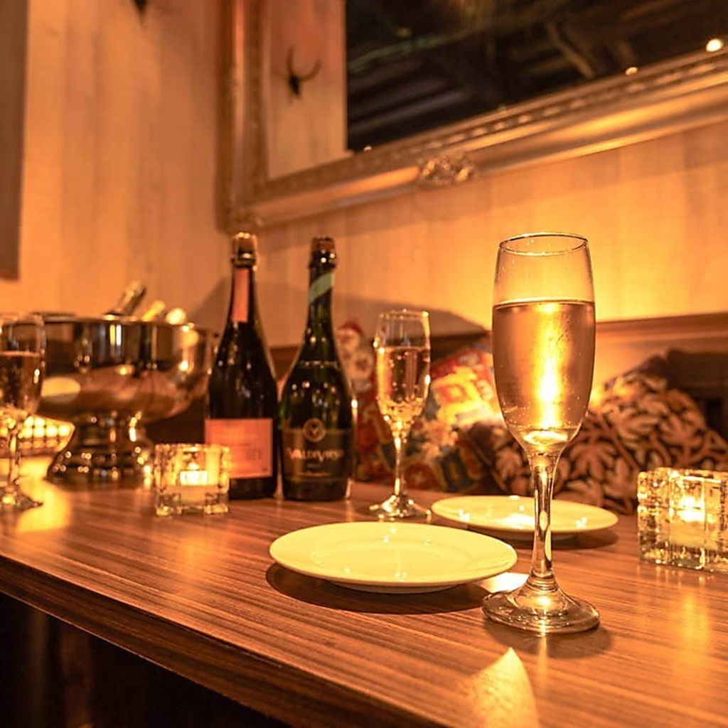 八丁堀駅より徒歩10秒。裏路地にひっそりと佇む隠れ家ダイニング。