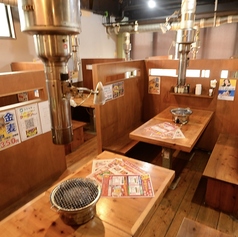総席数44席をご用意しており、少人数から中規模の集まりまで柔軟に対応可能な設計となっています。ご家族での団らんや友人とのカジュアルな飲み会など、日常の様々なシーンでリラックスして過ごせる快適な環境を整えてお待ちしております◎
