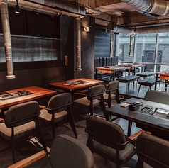 団体利用にも最適な、ゆったりとしたテーブル席を多数ご用意。落ち着いたソファ席やベンチシートが、快適な空間を提供します。洗練されたモダンなデザインの中で、仲間やご家族と気兼ねなく、上質な焼肉食べ放題をお楽しみください。各種宴会や飲み会にも最適です。