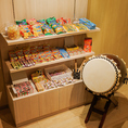 まるでお菓子の宝箱のような、色とりどりのお菓子が並ぶコーナーがあなたを待っています♪懐かしい味から新しい発見まで、心躍るラインナップが魅力的◎ 目を引く和太鼓も雰囲気を盛り上げています。ぜひあなたのお気に入りのお菓子を見つけに来てください。【京都/河原町/食べ放題/飲み放題/海鮮/海鮮/肉/焼き鳥/おでん】
