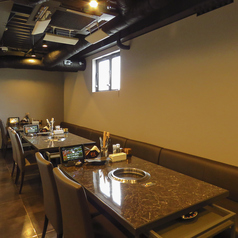 4名様用のテーブル席は、友人や家族との楽しい集まりにぴったり!笑顔と美味しい料理が溢れる時間をお過ごしください。