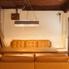 ゆったり過ごせる7名掛けのソファー席。ふかふかの座り心地で長居しやすく、友人同士や家族での利用に最適です。