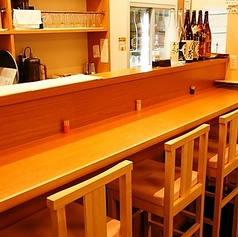 温かみのある木材を使用し、居心地の良い空間を提供します。目の前で料理が楽しめるため、シェフとの会話も楽しめる特別な体験が魅力。親密感があり、友人や一人でも気軽に利用できます！