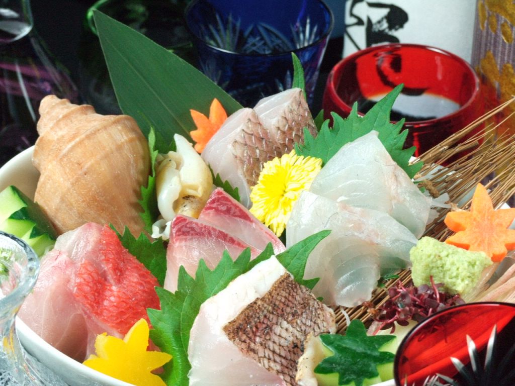 その日仕入れる自慢の鮮魚はお刺身・焼物・煮物で堪能…。見た目にも鮮やかに盛りつけてくれる