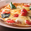 料理メニュー写真 モッツアレラチーズとトマトのPIZZA