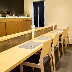 当店の一階にあるカウンター席は、おひとり様大歓迎の特別な空間です♪自分だけの贅沢な時間を過ごしたい方にピッタリ◎お仕事帰りやちょっとしたひと息に、心地よいひとときをお届けします！気軽にお立ち寄りください☆