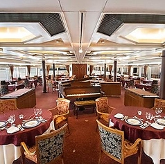 【モデルナ】フォーシーズン:東京湾の移りゆく景色を堪能できる、開放感あふれるお席です◎四季折々の美しい景色を眺めながら、総料理長のこだわり料理をお楽しみいただけます。グループでのご利用にもおすすめです。