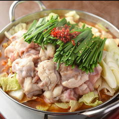 国産牛もつの、コラーゲンがたっぷりの牛もつ鍋が人気