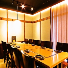【少人数様向け半個室】ゆったりとくつろげる半個室空間は、接待などのビジネスシーンはもちろん、デートや少人数の宴会にもご利用いただけます。週末は、家族連れで温かいひとときを満喫。カップルや女子会でも気軽に入れるような安心感があります。落ち着いてゆっくりと厳選したお酒と料理をお楽しみください。