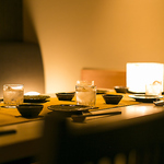 柔らかな灯りに包まれた和モダン個室。少人数様から大人数様まで、幅広くご利用いただけます。