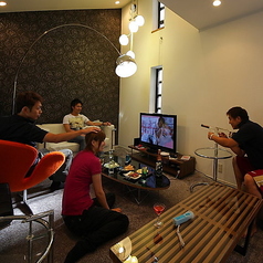 他のお客様を気にすることなく、自分たちだけの空間で食事や会話を楽しみたい時に最適な個室です。誕生日や記念日など、特別な日のサプライズ演出にもぴったり。プライバシーが確保された空間で、思い出に残るひとときをお過ごしいただけます!