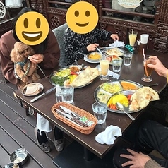 【テラス席】 愛犬会の集りにも重宝するテラス席。お席の確保には事前の予約が確実です！