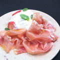 料理メニュー写真&nbsp;季節のフルーツと24ヶ月熟成のハモンセラーノとストラッチャテッラ