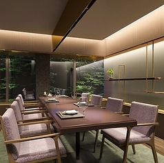 当店は1部屋が4名席×2テーブルとなっております。 4名様の場合は、完全個室とはならず、簡易つい立てで仕切った半個室となります。5名様以上でご利用の場合、1部屋を貸切でご利用が可能です。テーブル個室あり(2室/8名様用/扉・壁あり)