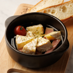 カマンベールチーズとベーコンのアヒージョ