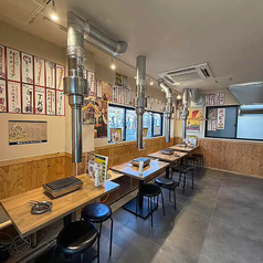 明るく清潔感のある空間で、同僚との飲み会や友人との夕食に最適◎連結可能なテーブル配置で、最大12名様のグループまで人数に合わせた最適な空間をご案内いたします。賑やかに焼肉を楽しむ活気あるひとときをお過ごしいただけるスタンダードなお席です！