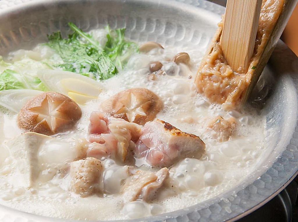 夜の看板メニュー『しろ炊き』博多風の水炊きはコラーゲンたっぷり。