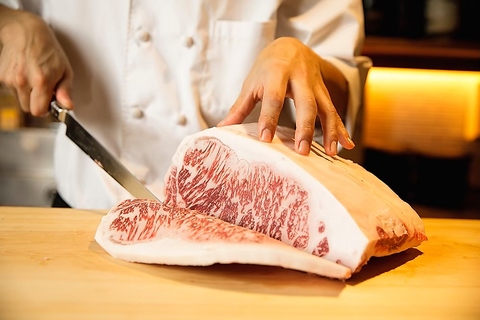 飛騨牛焼肉牛ざんまいは一枚一枚職人の手で手切りにこだわり、旨いをお届けします。