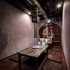 <4名様 × 2>お仕事帰りでも足元ゆったり♪昭ホル 十三店では、広めのテーブル&掘りごたつで疲れた体もラクラク快適。昭和レトロな空間で、自慢の炭火焼肉を囲みながらくつろぎタイムを満喫いただけます。会社の飲み会は勿論、気軽なちょい飲みにもぴったりの雰囲気。ホルモン&冷えたドリンクで疲れも吹き飛びますっ♪