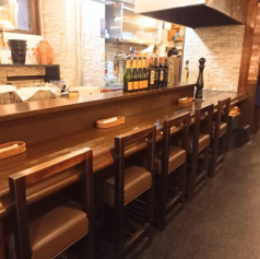 お一人でも気軽にお食事を楽しめるカウンターは人気席！落ち着いた雰囲気の中、ゆっくり料理やお酒をお召し上がりいただけます。