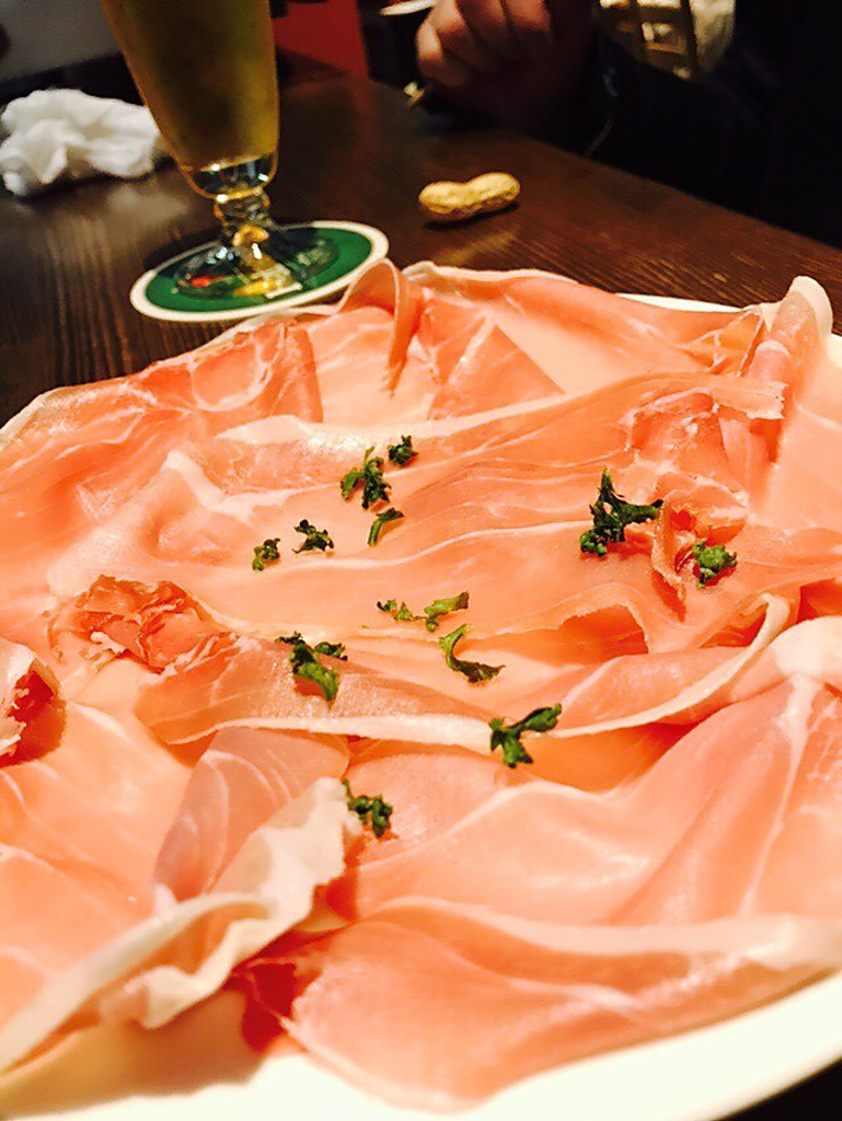 目の前で生ハムを切ってもらえます！