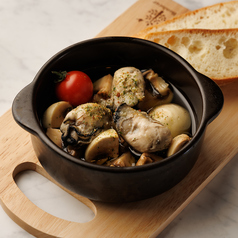 牡蠣とマッシュルームのアヒージョ 