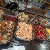 カウンター席の上には、その日に作った手作りおばんざいが大皿でずらりと並んでいます。「今日はどれにしようかな？」と目で見て選ぶのも楽しみの一つ。どれも旬の食材を使った自慢の逸品ばかりなので、迷ったら気軽にスタッフにお声がけください！