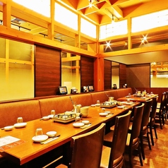 全228席の開放的な店内！距離を取ってソーシャルディスタンスを保ちながら営業しております【大崎で居酒屋・蟹・海鮮・和食のお店をお探しなら北海道へ】