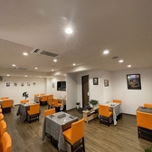 椅子もオレンジ系で統一されていて、白い壁とプチ絵画でシンプルな内容です。清潔感あふれるホールになっていて、バリヤフリーです。